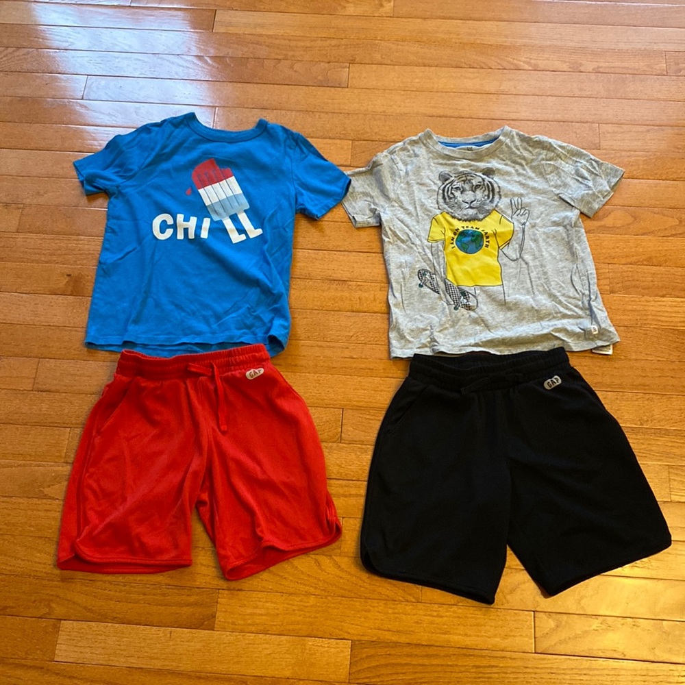 Gap Kids short and tshirt bundle. 2 shorts (S 6-7) 2 shirts (S)